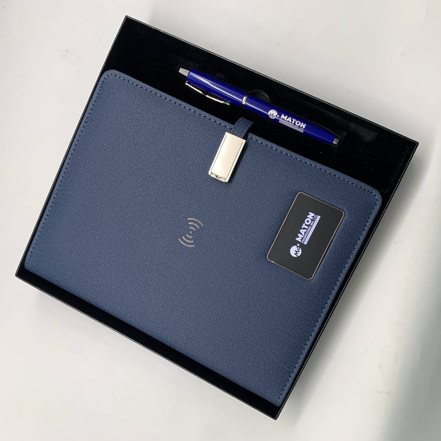 M-GS218 - 1. Notebook: 8,000mAh + U flash drive 16GB + wireless charger 5W + light up logo 7 colors;