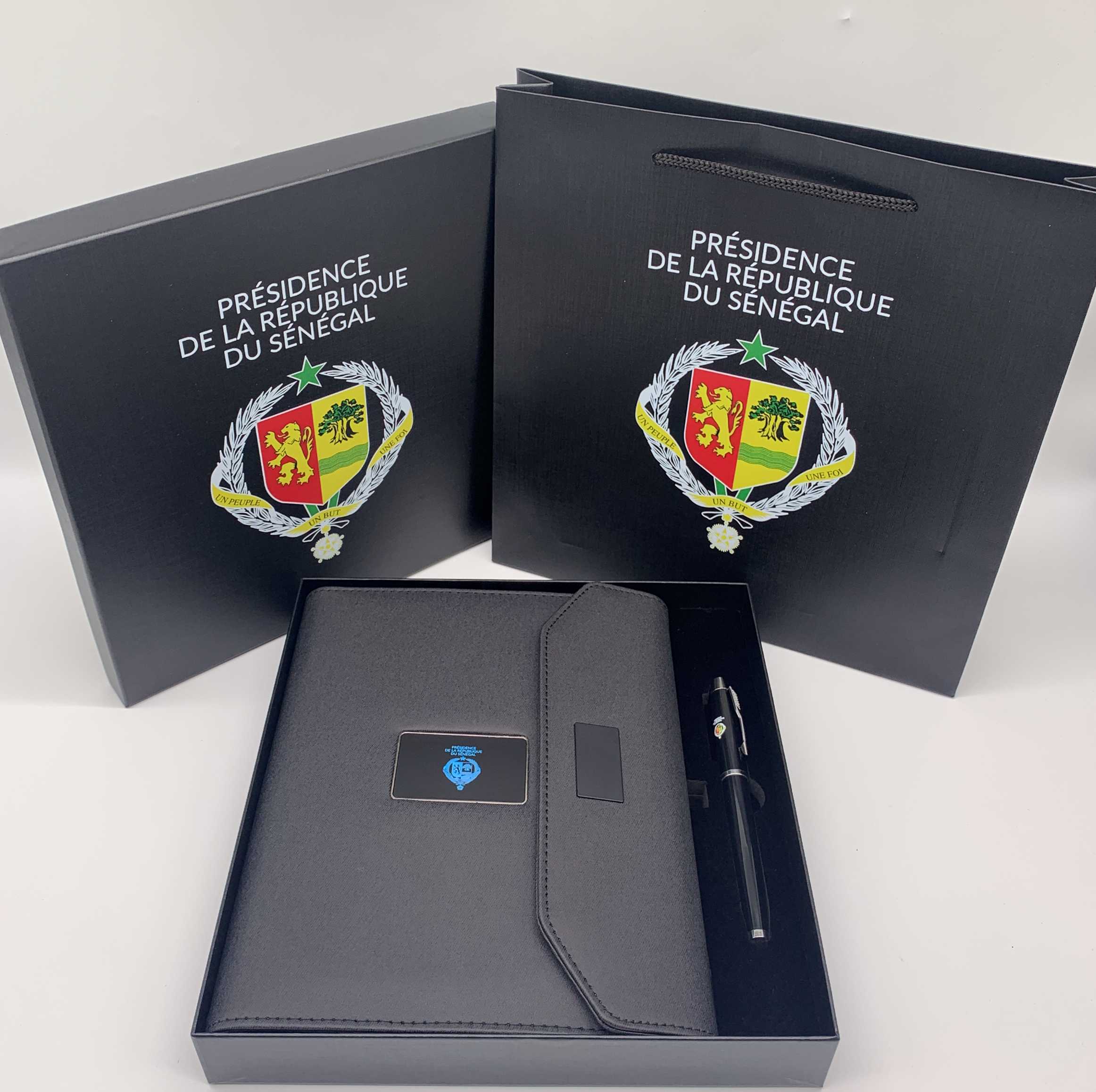 M-GS218A - 1. Notebook: 8,000mAh + U flash drive 16GB + wireless charger 5W + light up logo 7 colors;